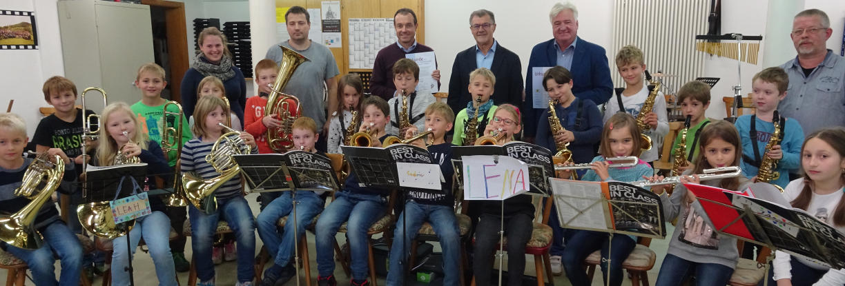 Die 21 Blserklassenkinder mit Jugendleiterin Louisa Hodapp, 2. Vorstand Markus Bhlert, Schulleiter Wolfgang Flegel, Prsident des ARMV Klaus-Peter Mungenast, 1. Vorstand Otmar Kninger und Blserklassenleiter Torsten Fritsch.